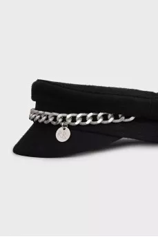 Wool cap decorated with a voluminous chain