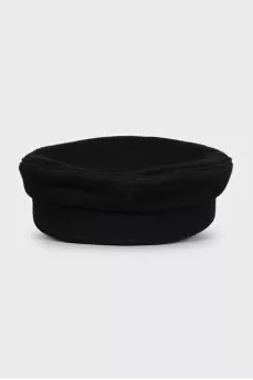 Wool cap decorated with a voluminous chain