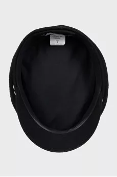 Wool cap decorated with a voluminous chain
