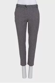 Tapered black trousers with a print