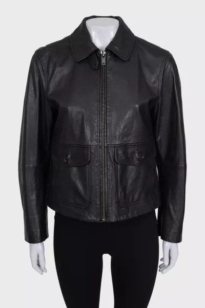 Leather jacket with buttoned pockets