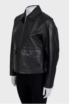 Leather jacket with buttoned pockets