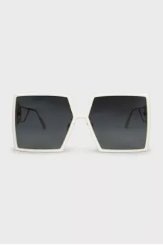 Square sunglasses with logo on the temples