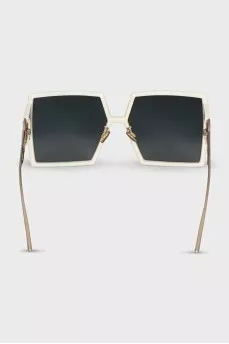 Square sunglasses with logo on the temples