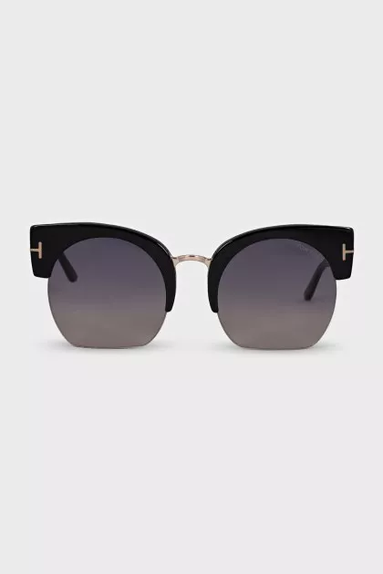 Sunglasses with oversized frames