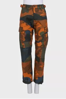 Tapered trousers with a patch
