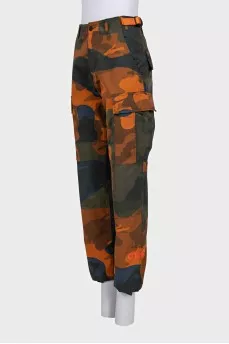 Tapered trousers with a patch