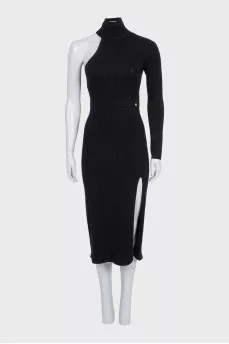 Fitted dress with an open shoulder