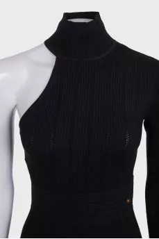 Fitted dress with an open shoulder