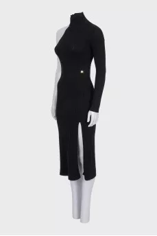 Fitted dress with an open shoulder