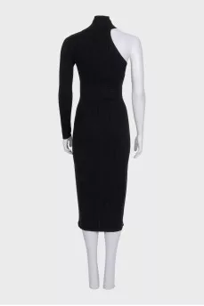 Fitted dress with an open shoulder