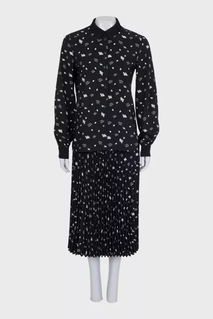 Black suit with a pleated skirt with a tag