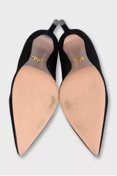 Black suede heeled pumps