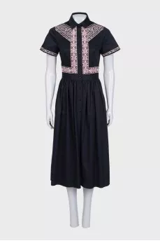 Black fitted dress with embroidery