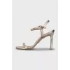 Золотистые босоножки с тиснением