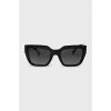 Sunglasses with gold inserts on the temples
