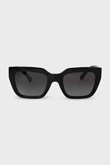 Sunglasses with gold inserts on the temples