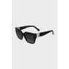 Sunglasses with gold inserts on the temples