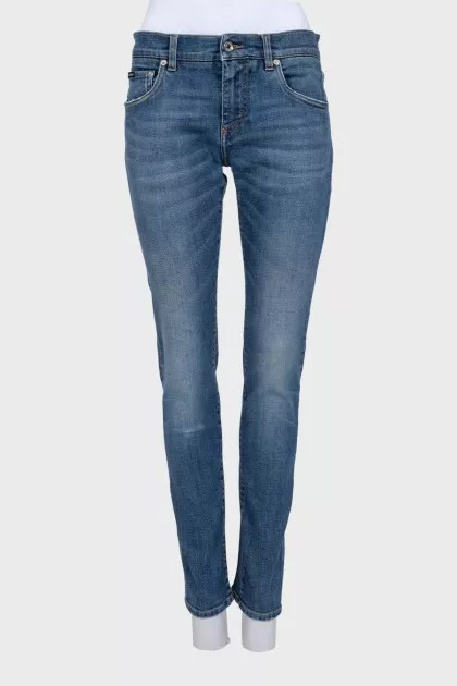 Синие skinny джинсы с лого на кармане