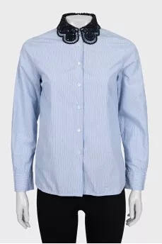 Straight shirt with a decorated collar