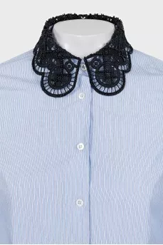 Straight shirt with a decorated collar