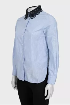Straight shirt with a decorated collar