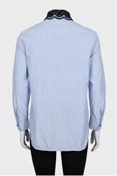 Straight shirt with a decorated collar