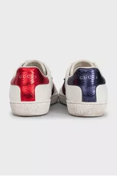 Белые кеды декорированы стразами Ace