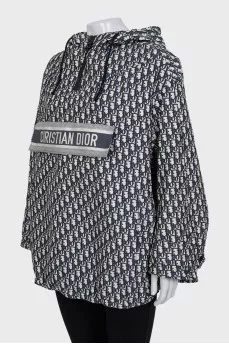 Вітровка крою oversize у фірмовий принт