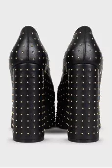 Leather shoes with gold-colored heels