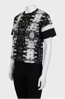 Black and white straight-cut T-shirt
