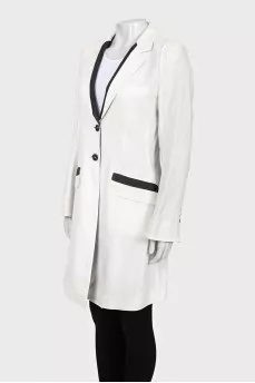 White straight-cut coat with pockets