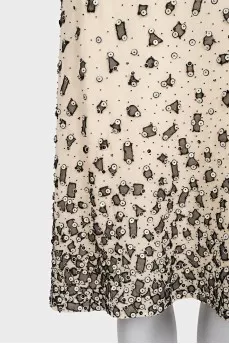 The beige skirt is decorated with sequins