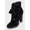 Suede ankle boots with heels decorated with fur