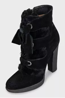 Suede ankle boots with heels decorated with fur