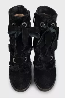 Suede ankle boots with heels decorated with fur