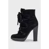 Suede ankle boots with heels decorated with fur