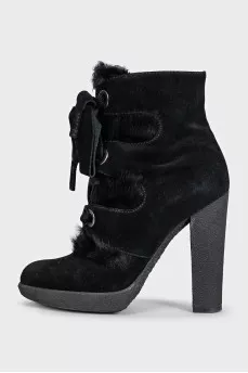 Suede ankle boots with heels decorated with fur