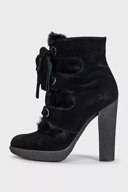 Suede ankle boots with heels decorated with fur