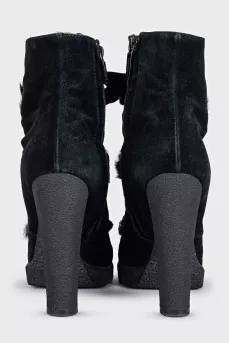 Suede ankle boots with heels decorated with fur