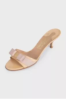 Mules with heels decorated with a bow