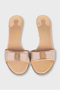 Mules with heels decorated with a bow