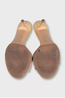 Mules with heels decorated with a bow