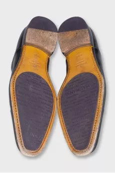 Men's leather shoes with contrasting laces