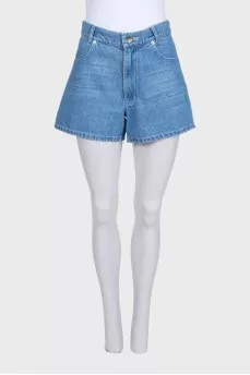 Blue denim shorts with pockets