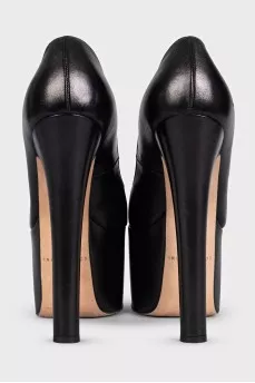 Leather shoes with a high platform and heels