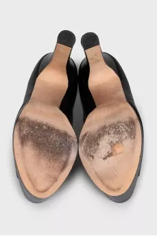 Leather shoes with a high platform and heels