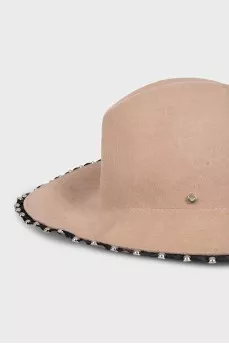 Beige decorated wool hat