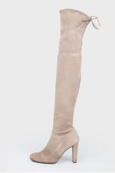 Sucking beige heeled boots with a narrow shaft