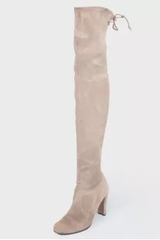 Sucking beige heeled boots with a narrow shaft